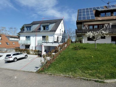 Doppelhaushälfte mit drei Zimmern und Dachstudio plus große Terrasse und Carport