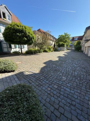Frisch sanierte Maisonette Wohnung mit Balkon in idyllischem Hof-Ensemble – ein echtes Unikat!