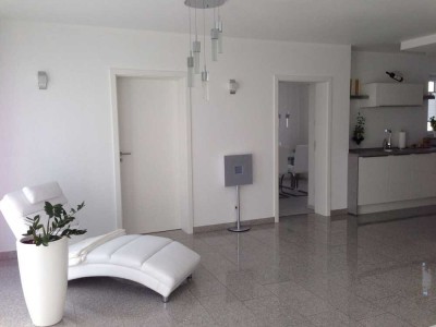 Exklusive 154qm Komfortwohnung im 2 Fam.Haus mit 70qm Dachterrasse und Fußbodenheizung