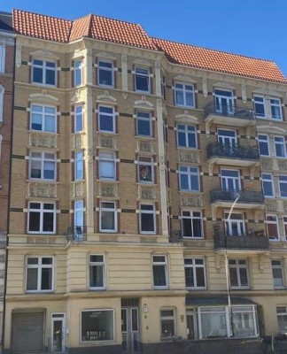 Zentral und doch so ruhig: Traumhafte, modernisierte 4-Zimmer-Altbauwohnung mit schönem Westbalkon