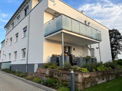 Stilvolle, neuwertige 3-Raum-EG-Wohnung mit Blick ins Leinetal, Terrasse, EBK u. Stellplatz