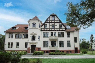 Stilvolle 3-Zimmer-Wohnung nahe Lehnitzsee: Kernsanierter Altbau mit Südbalkon und Blick ins Grüne