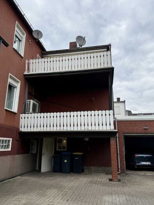 RESERVIERT !!! Zweifamilienhaus mit großem Garten und zwei Garagen