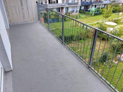 Ruhiger 2 ZIMMER-NEUBAU + großer Balkon 11m² + Ausblick + Einbauküche + Bad mit Wanne und WC + Lift!