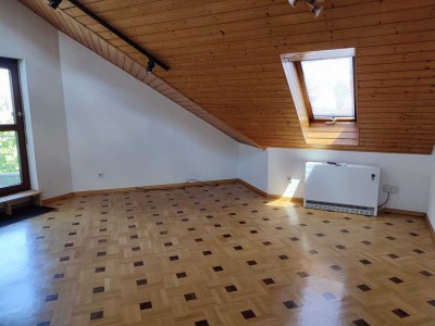 Helle 3 Zimmer-DG-Wohnung mit EBK und Balkon zentral in Sindelfingen