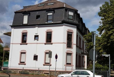 sanierte  EG-Wohnung mit drei Zimmern und Balkon in Hanau