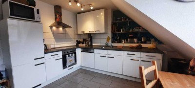 Helle 2,5-Raum-DG-Wohnung mit Balkon und Einbauküche in Mönchengladbach