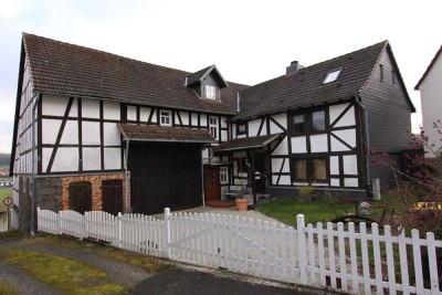 Gemünden: Modern wohnen im historischen Fachwerk – Zweifamilienhaus mit Weitblick!