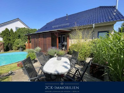 Das kleine Schloß mit 5 Zimmern, 2 Bäder, Swimmingpool, Teich, Carport, 620 m² gepflegter Garten!