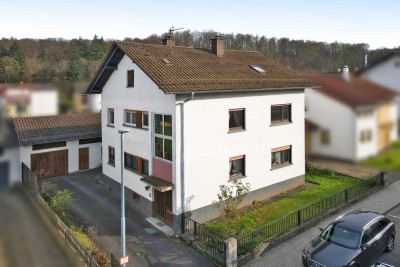 Zweifamilienhaus mit tollem Garten und großem Garagenschuppen für Handwerker.