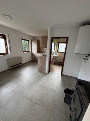 Renovierte 2 Zimmer ELW mit Terrase, EBK, Holzkaminofen sowie Einzelgarage in Althengstett