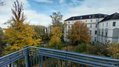 Wohnen im historischen Gebäude: Ruhige 2-Zimmer-Wohnung mit Einbauküche und Balkon in Kumpfmühl!