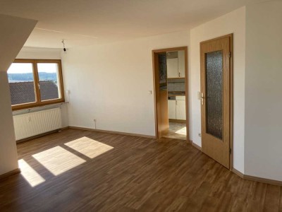 Ansprechende, renovierte 2-Zimmer-Dachgeschosswohnung mit EBK und Balkon in Neresheim