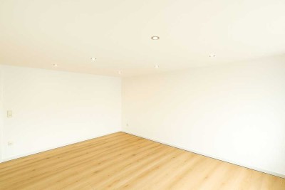 VIEL PLATZ: Modernisierte 4Z-Maisonette + 2 Balkone + 70m² Bonusfläche DG
