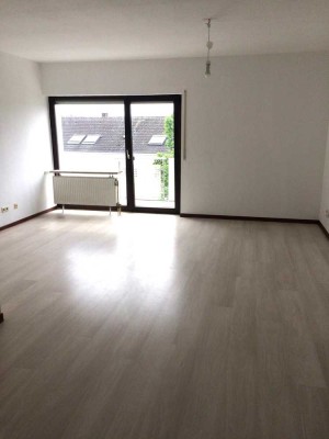 Helle 1,5 Zimmerwohnung mit Bad/Küche/Balkon/Keller/PKW-Stellplatz