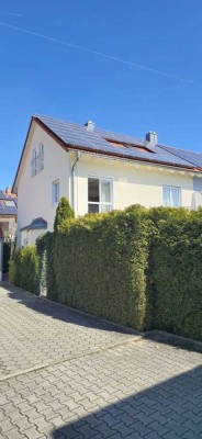 Katip | Wunderschöne Doppelhaushälfte mit Terrasse und Garten in Königsbrunn
