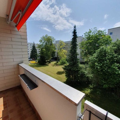 SCHÖN Immobilien:  gemütliche, bahnhofsnahe 2-Zi-Whg mit Loggia und Küche