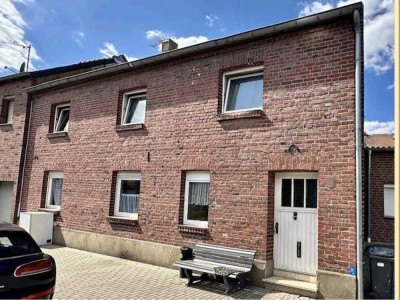 Einfamilienhaus in Baal – 4 Zimmer, mediterraner Innenhof & brandneue Heizungsanlage.