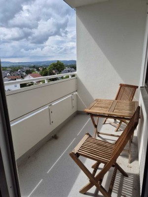 VORANKÜNDIGUNG - Sonnendurchflutete Wohnung mit Weitblick-Sonnenbalkon- Aufzug-PKW Stellplatz