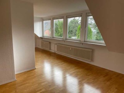 Schöne 4-Zimmer-Dachgeschosswohnung mit Loggia und Einbauküche in Seelze