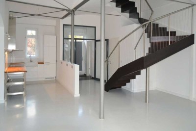 Stilvolles Reihenhaus im Loftcharakter mit Stellplatz in guter Lage!