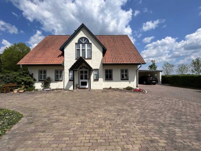 Von Privat: Traumhaftes Einfamilienhaus im Landhausstil mit Pool und großem Garten
