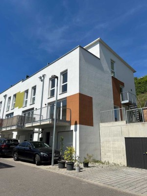 Niefern-Vorort: Sonne u. Aussicht pur im modernen Reihenendhaus mit 3 Schlafzimmern genießen!