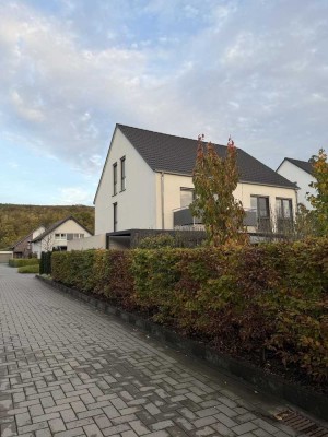 Familien aufgepasst! Neuwertiges Doppelhaus- Schmuckstück mit Keller/Balkon/Garage