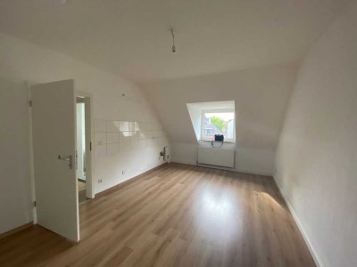 *Ab sofort* Einziehen und wohlfühlen: Single-Appartement mit großer Wohnküche im DG!