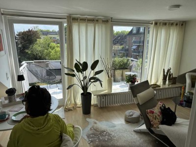 Ausgefallene 2-Zimmer-DG-Wohnung mit eigenem Treppenhausaufgang und ausgebautem Speicher als Lager