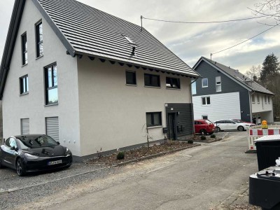 Stilvolle, neuwertige 3-Zimmer-Souterrain-Wohnung mit geh. Innenausstattung mit Balkon