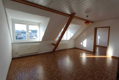 2-Zimmer DG-Wohnung in angenehmer Lage