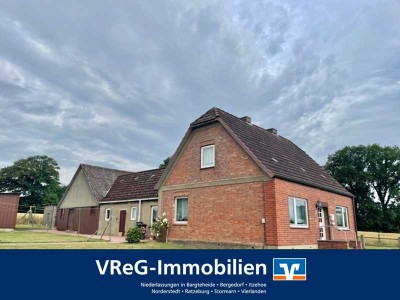 Verkehrsgünstig gelegenes Einfamilienhaus mit viel Platz und Nebengelass (A 3399)