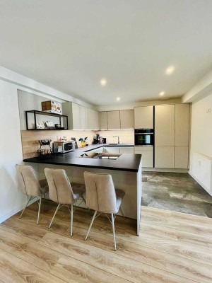 Schöne sanierte 4 Zimmer Wohnung im Altbau