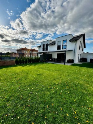 Hochwertige, energieeffiziente Doppelhaushälfte mit vier Zimmern in Delbrück