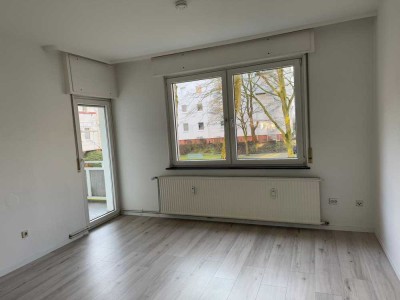 Stilvolle, vollständig renovierte 3-Zimmer-Erdgeschosswohnung mit Balkon und Einbauküche in Hannover