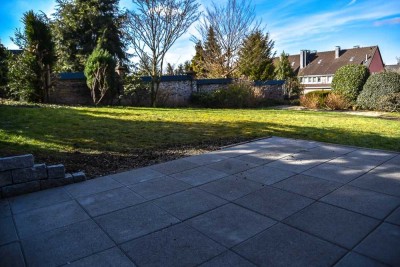 TOP-Sanierte 2,5-Zimmer-Hochparterre-Wohnung mit Gartenmitbenutzung und EBK Barmer Anlagen