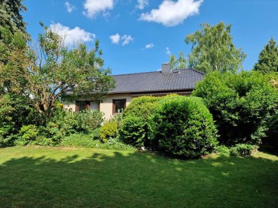 Hannover - Anderten: Schöner Bungalow auf sehr großem Grundstück mit Garage