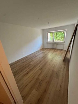 Frisch renovierte 2-Zi Wohnung in zentraler Lage