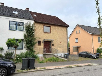 Verwirklichen Sie sich selbst: Sanierungsbedürftige Doppelhaushälfte in Kiel-Ellerbek