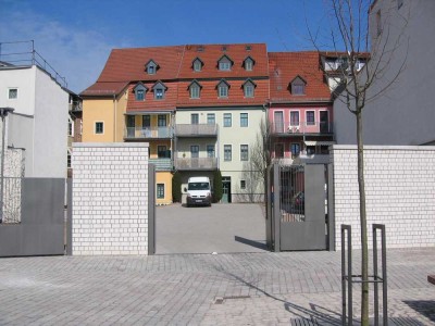 SEHR SCHÖNE 3-Raum-WOHNUNG direkt am Apoldaer Markt mit EBK + Pkw- Stellplatz