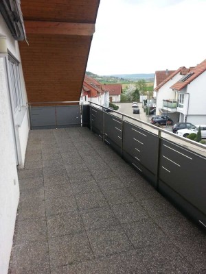 Schöne 2-Zimmer-Dachgeschosswohnung mit großem Balkon, EBK und Stellplatz