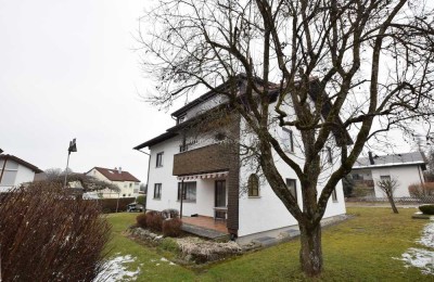 Solides Dreifamilienhaus mit einer freien, großen 4-Zimmer-Erdgeschosswohnung, Garten und Garagen