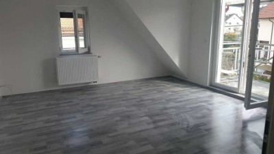 schöne 3,5 Zimmer DG Wohnung mit Einbauküche, Balkon, Keller und Stellplatz