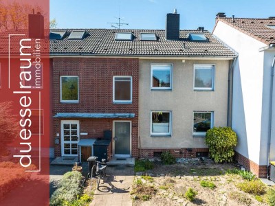 Wersten: sanierungsbedürftiges Zweifamilienhaus mit Terrasse, Garten und Balkon in ruhiger Lage!
