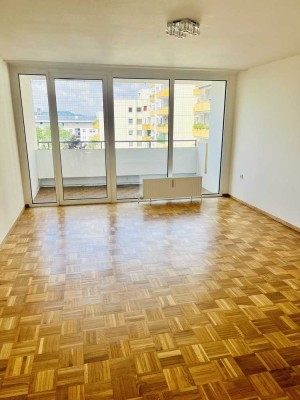 Erstbezug nach Sanierung: freundliche 3,5-Zimmer-Wohnung mit EBK und Balkon in Stuttgart