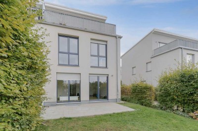 Gerresheimer Gärten: Hochwertiges Reihenendhaus mit Garten, großer Dachterrasse und 2 Stellplätzen
