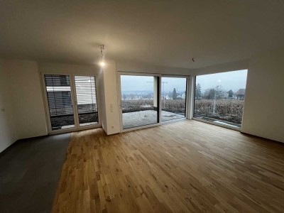 Erstbezug: 3,5-Zi.-Erdgeschoss-Wohnung mit Gartenanteil, überdachter Terrasse und Seeblick