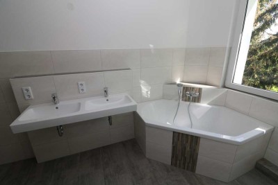 Wer´s GROß mag***Neu sanierte Etagenwohnung mit Wanne, Dusche & 2 Balkonen!!!