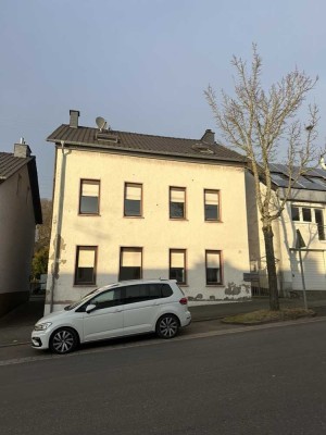 Renoviertes Einfamilienhaus mit Einliegerwohnung und Garten